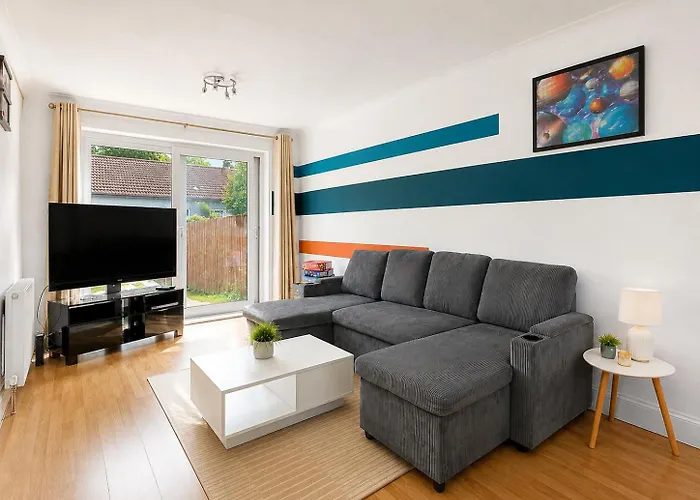 Modern 3Bed Home Near Airport With Free Parking