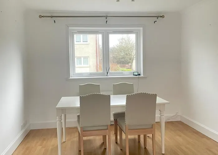 Modern 3Bed Home Near Airport With Free Parking